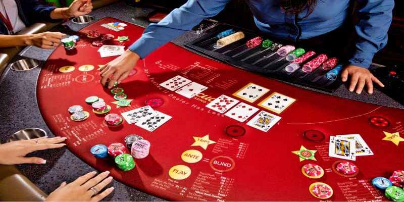 Cách chơi Poker ở vòng đầu tiên khá đơn giản